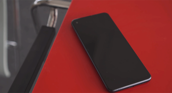 Экран на Samsung черный, но сам телефон работает
